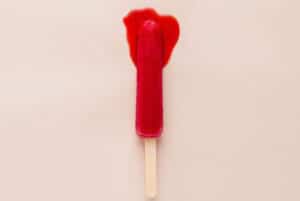 Rotes Eis am Stil