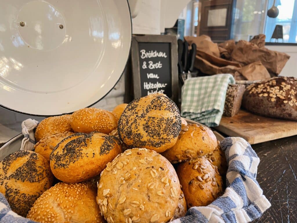 Feminine Balance Retreat Frühstück im Stimbekhof mit frischen Brötchen aus dem Holzofen