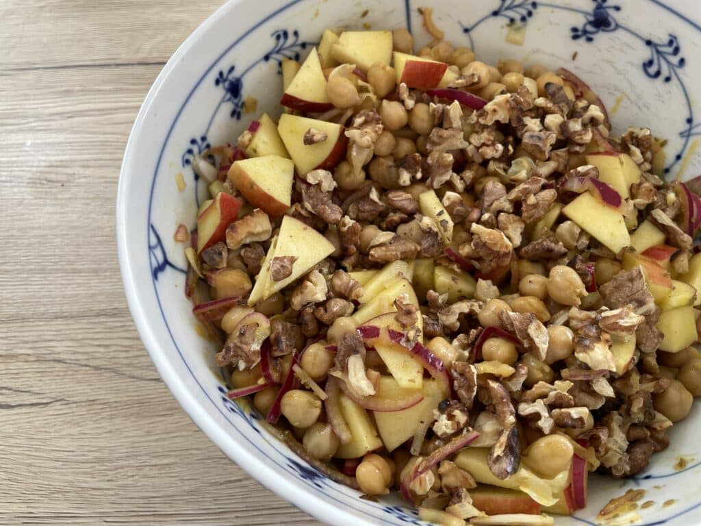 Kichererbsensalat mit Apfel und Walnüssen - hormonfreundliche Ernährung